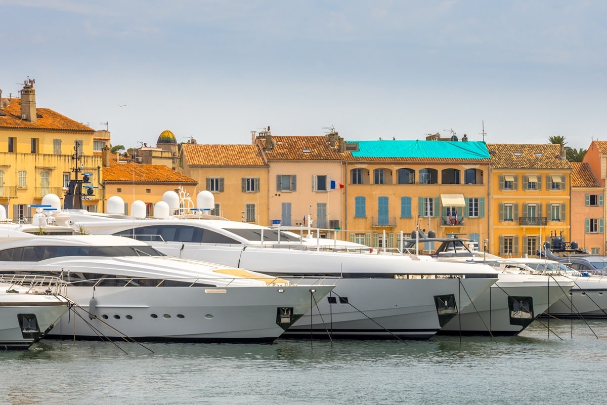 yachts dans la marina de Saint-Tropez