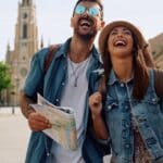 jeune couple de voyageurs en Europe
