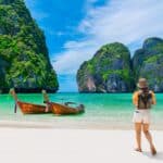 voyageur sur une plage à Phuket