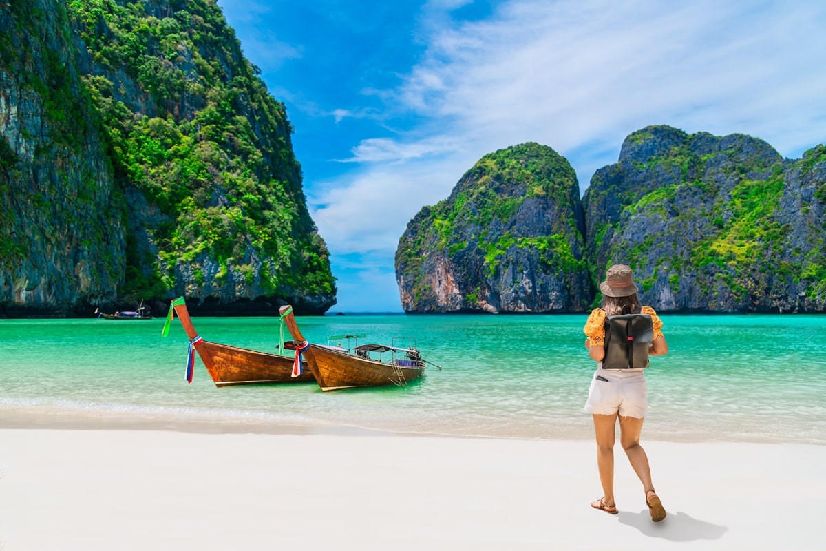 voyageur sur une plage à Phuket