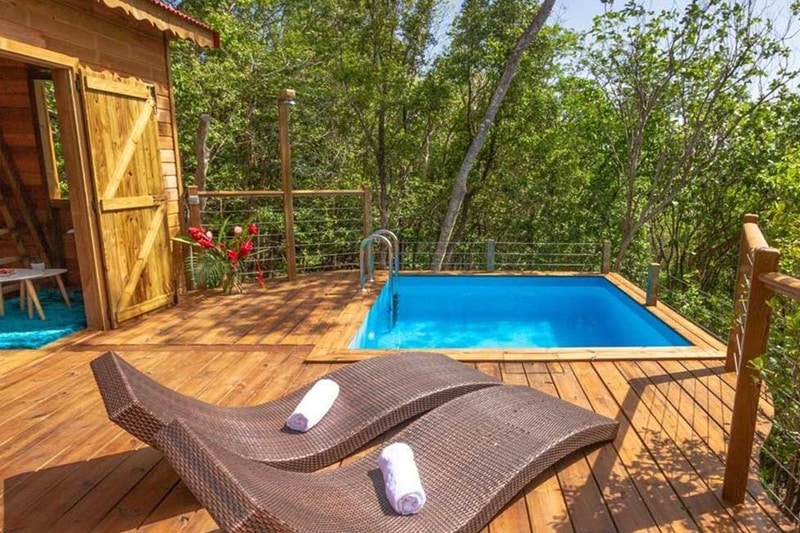 terrasse avec piscine au Jardin des Colibris