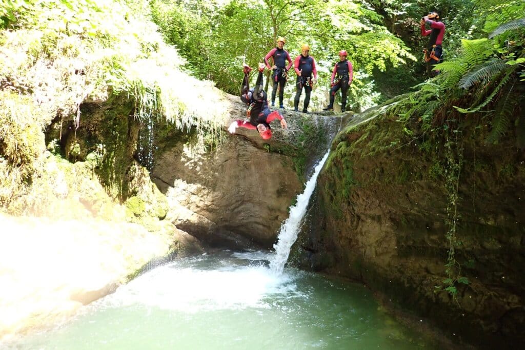 canyoning dans le Vercors saut dans la rivière