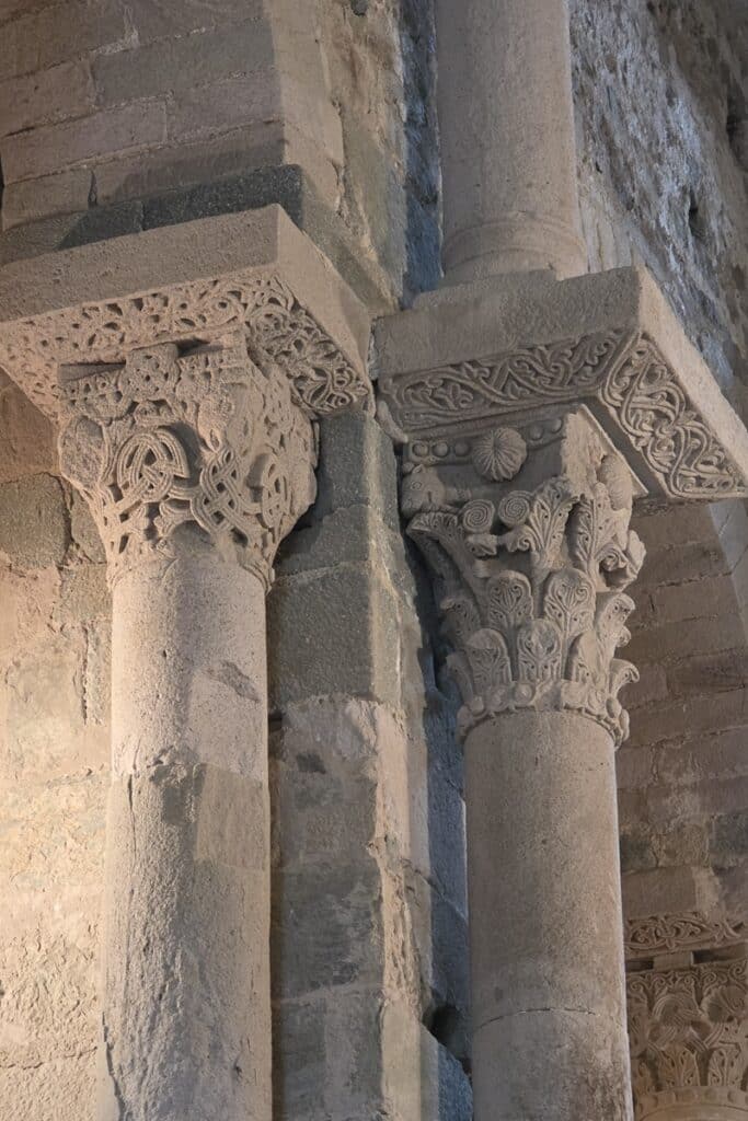 grandes colonnes dans l'église du monastère Sant Pere de Rodes
