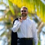 homme en voyage de luxe