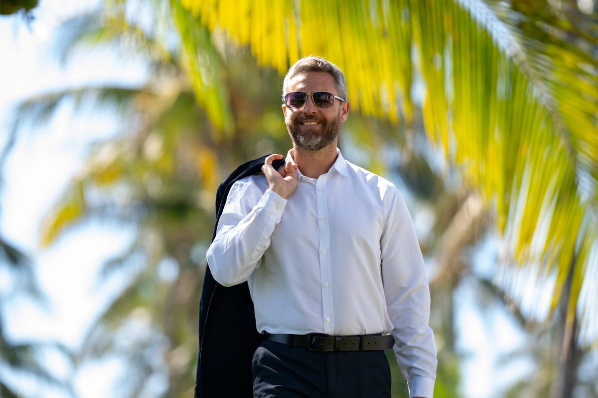 homme en voyage de luxe