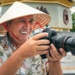 voyageur senior au Vietnam