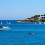 yatch le long de la côte d'Antibes
