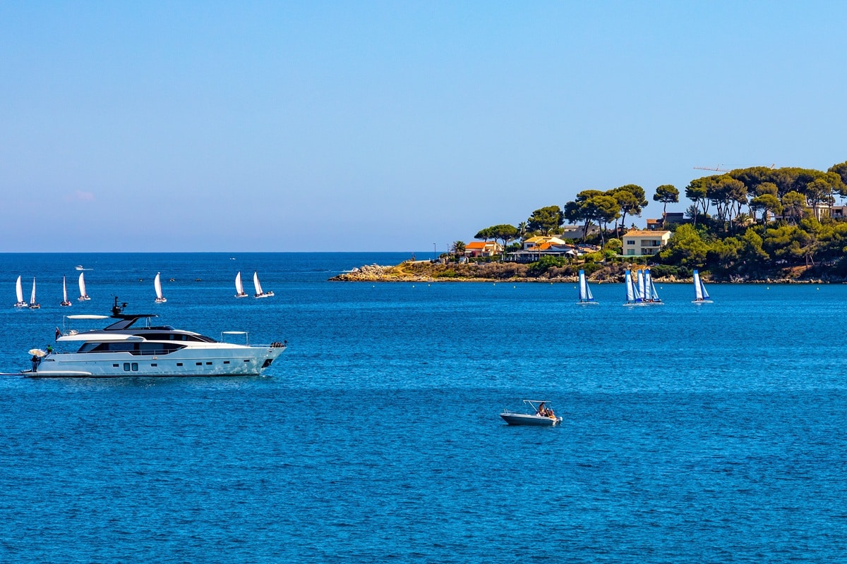 yatch le long de la côte d'Antibes