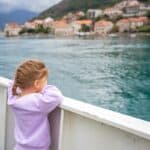 fillette sur un ferry