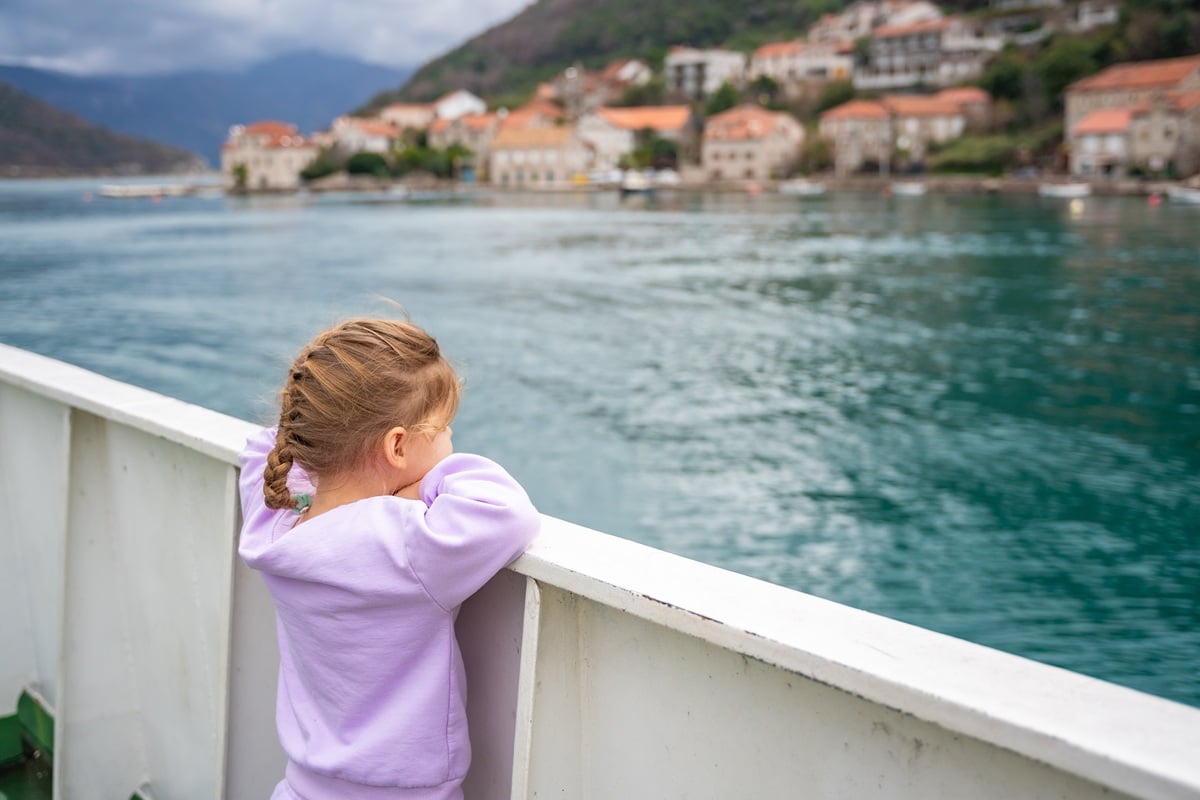 fillette sur un ferry