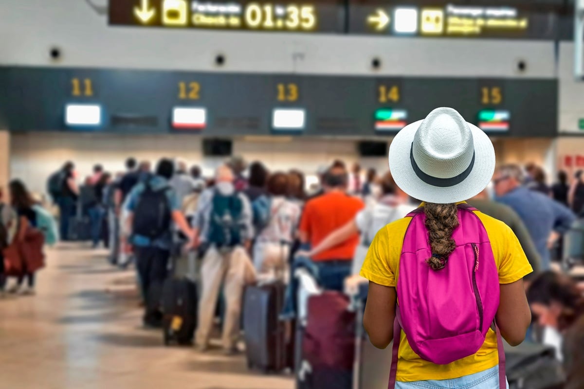 personnes avec valise à l'aéroport