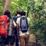 personnes en randonnée portant des t-shirts respirants