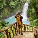 voyageur devant une cascade au Costa Rica