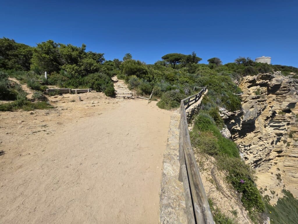 sentier au bord de la falaise dans le parc de la brena