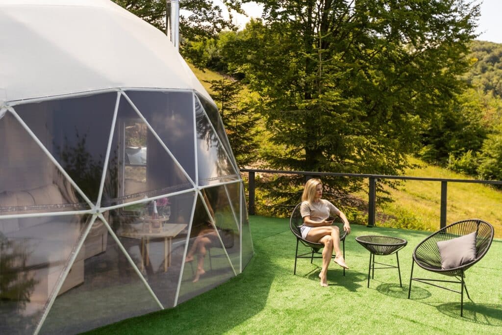 vacancier près de sa chambre bulle