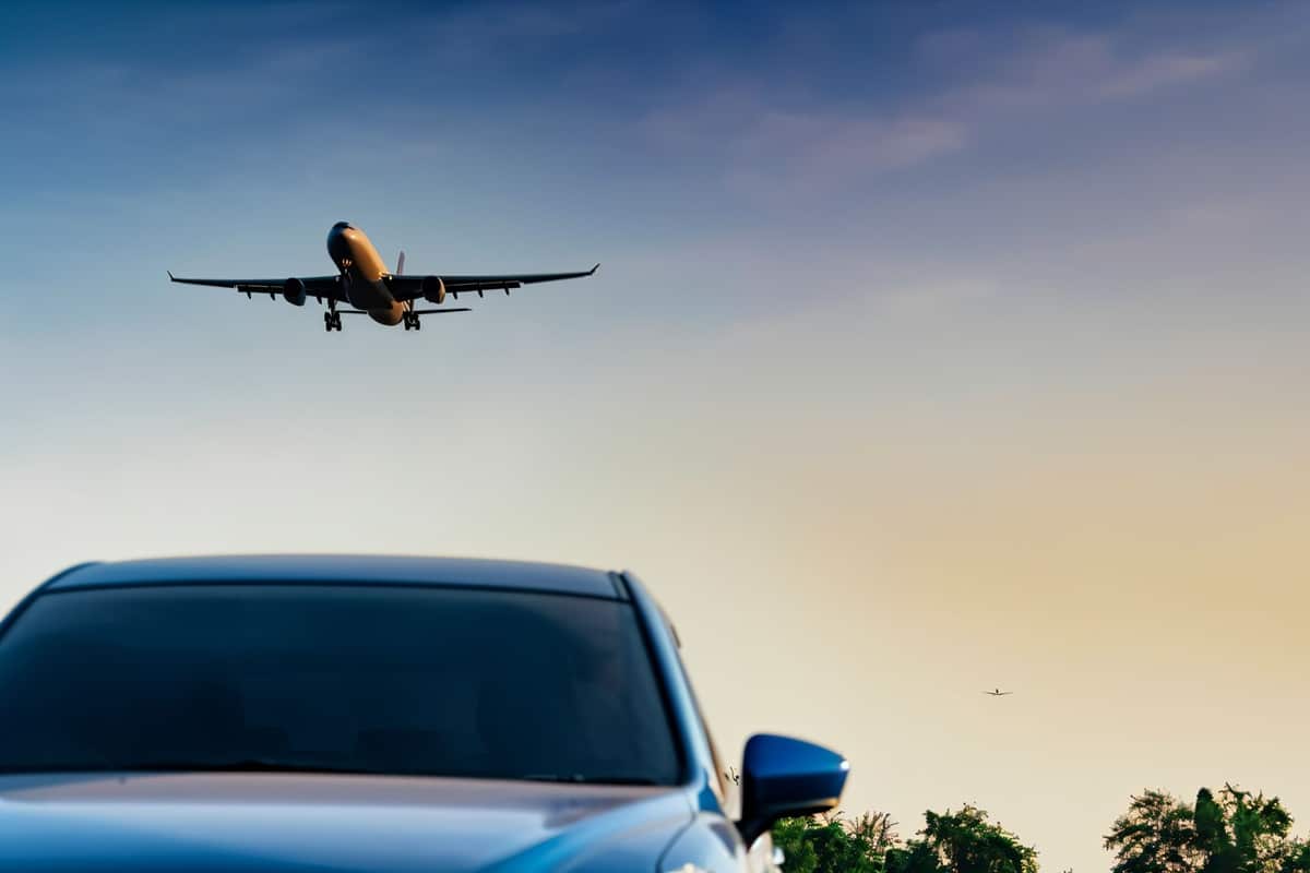 voiture partant de l'aéroport de Cayenne