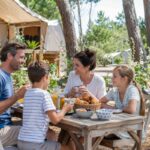 Petit-déjeuner en famille dans un camping sur l’Île de Ré