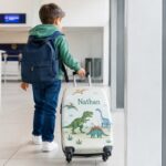enfant tirant sa valise personnalisée