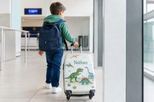 enfant tirant sa valise personnalisée