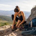 femme pause escalade sur une falaise