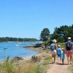 promenade en famille sur la côte du Morbihan
