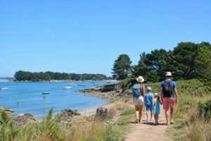 promenade en famille sur la côte du Morbihan