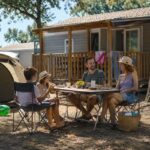 Pique-nique familial au camping Universal dans le Gard