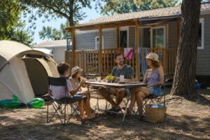 Pique-nique familial au camping Universal dans le Gard