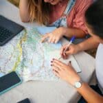 femme prépare voyage avec carte routière