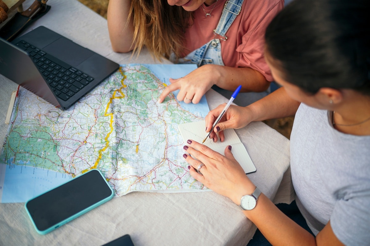 femme prépare voyage avec carte routière