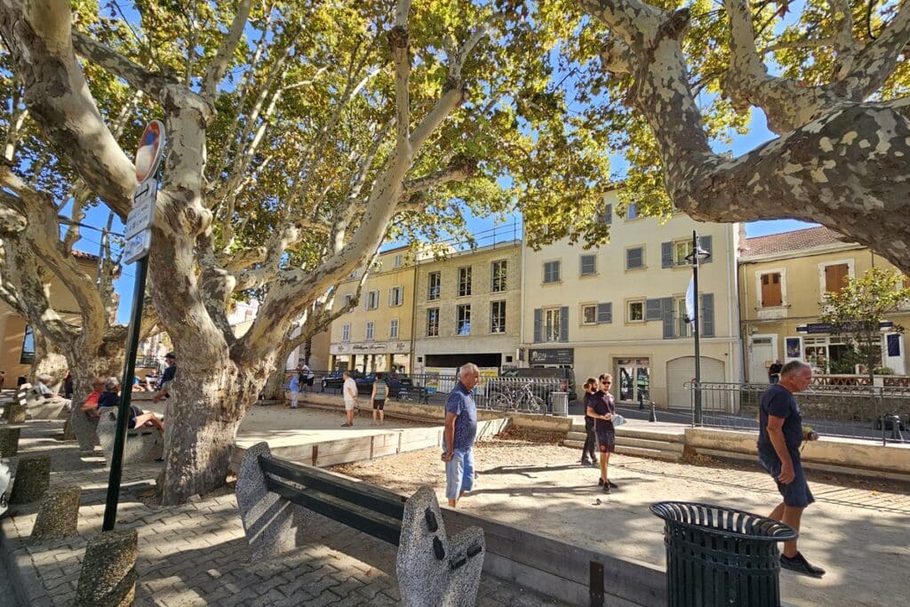 joueurs de pétanque à six fours les plages