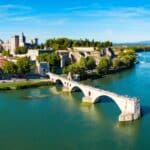 pont d'avignon et ville en arrière plan
