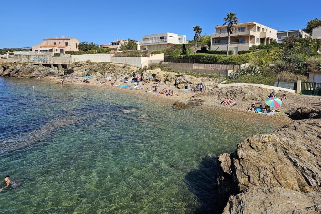 petite plage le long du sentier côtier six fours les plages