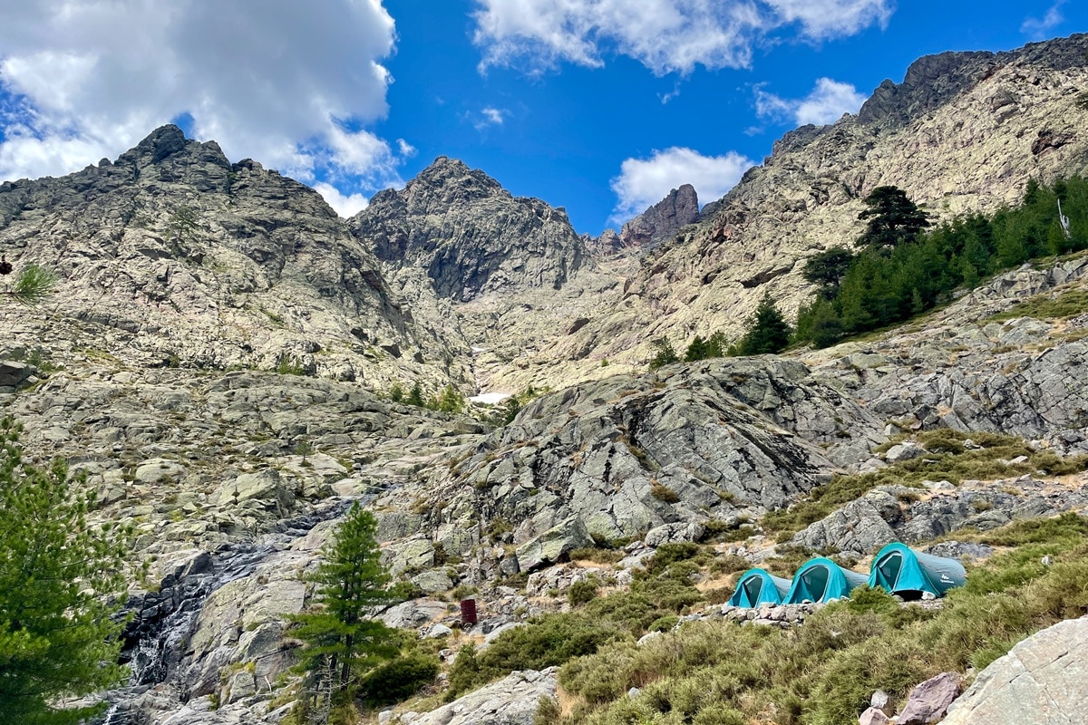 toiles de tente le long du GR20 en Corse