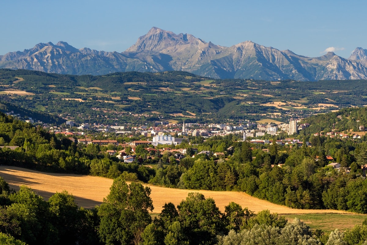 ville de gap et montagnes