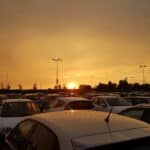 voitures sur parking aéroport