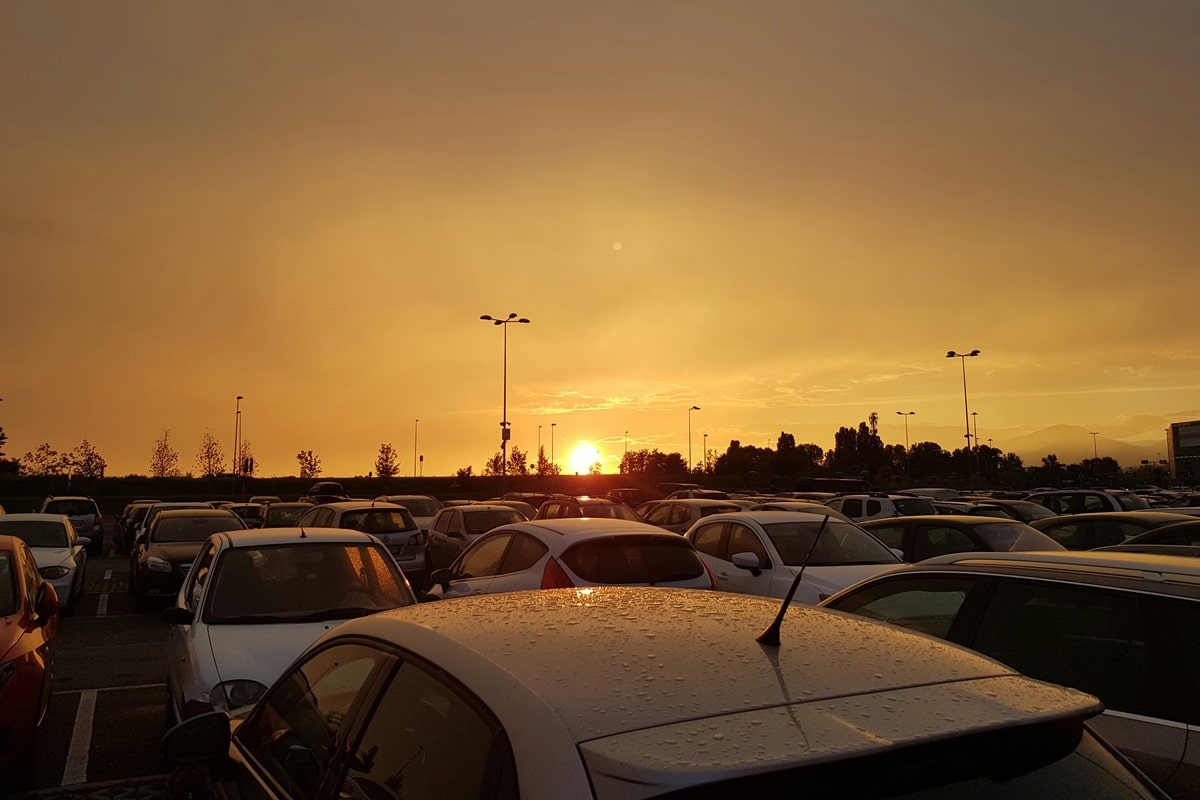 voitures sur parking aéroport