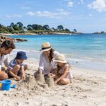 Château de sable en famille sur une plage du Finistère sud