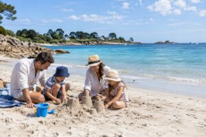 Château de sable en famille sur une plage du Finistère sud