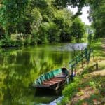 vieille barque en bois dans le Marais poitevin