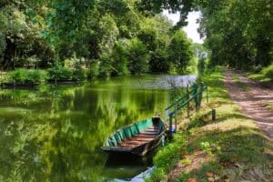 vieille barque en bois dans le Marais poitevin