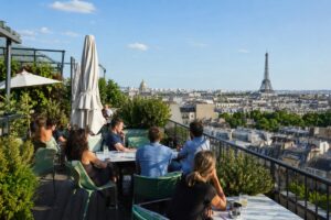 belle vue depuis un rooftop parisien