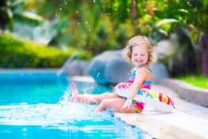 jeune fille au bord d'une piscine de villa à Saint Tropez