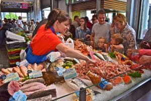 famille au marché de Brétignolles-sur-Mer