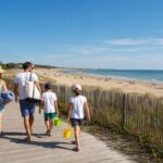 famille qui arrive sur une plage en Vendée
