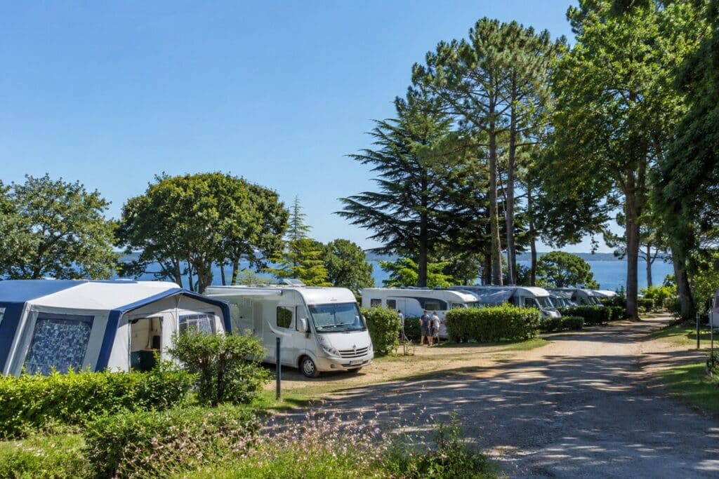 tentes et camping-cars dans un camping du finistère sud