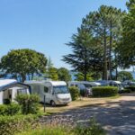 tentes et camping-cars dans un camping du finistère sud