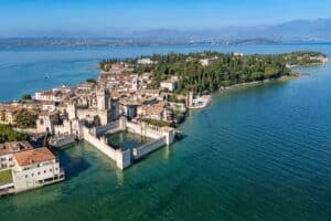 Vue aérienne du château Scaligero dans la péninsule de Sirmione sur le lac de Garde