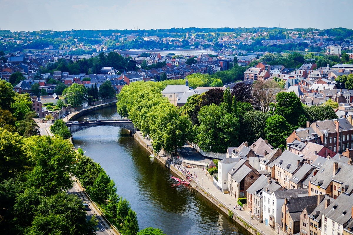 Louer ou utiliser son propre véhicule : quelle solution pour des vacances  à Namur ?