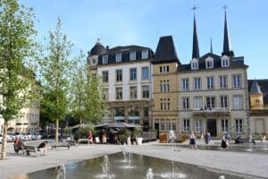 centre de Luxembourg ville avec fontaine et terrasses
